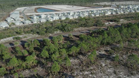 Luftaufnahmen-Zeigen-Wiederhergestellten-Wald-Und-Neue-Siedlungen,-Die-Entlang-Der-Küste-Floridas-Gebaut-Werden