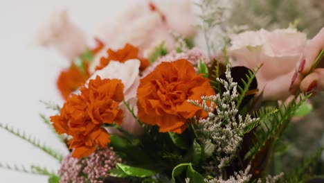un florista colocando una flor en un arreglo para el día v