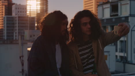 jóvenes amigos hipsters tomando fotos selfie en el techo al atardecer disfrutando de pasar el rato juntos bebiendo alcohol compartiendo amistad en el fondo del horizonte de la ciudad urbana