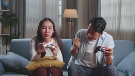 pareja jugando videojuegos en casa