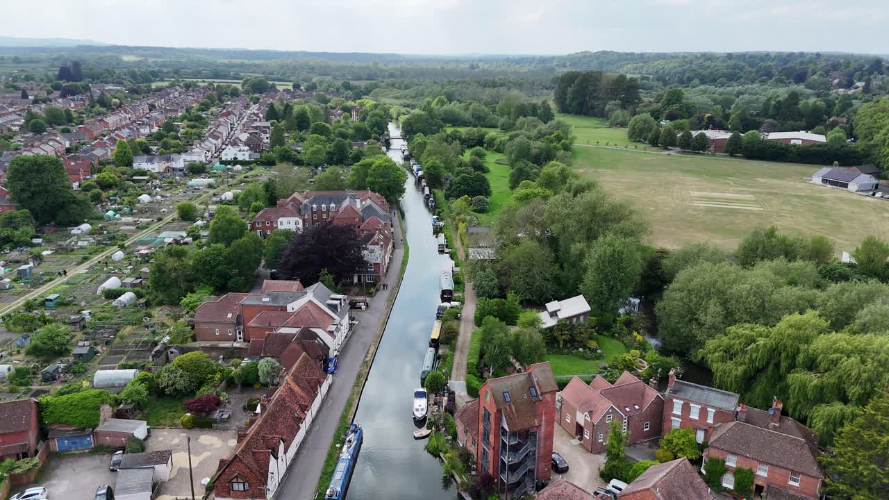 Rzeka Kennet, Newbury, Berkshire, Anglia, zacumowane łodzie, dron, ujęcie z lotu ptaka.