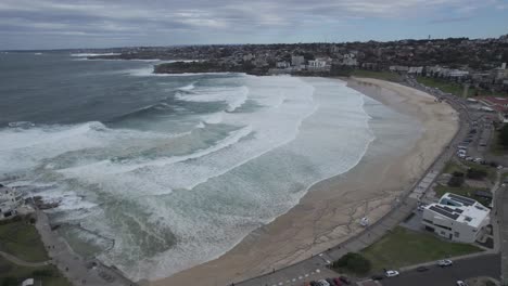 Foamy-Waves-Rolling-Onto-The-Sandy-Shore-Of-Bondi-Beach-In-NSW,-Australia