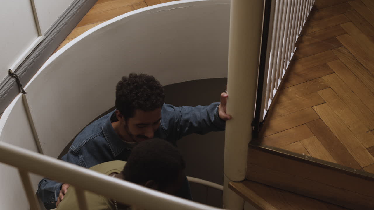 두 사람이 위층으로 올라가고 있습니다.