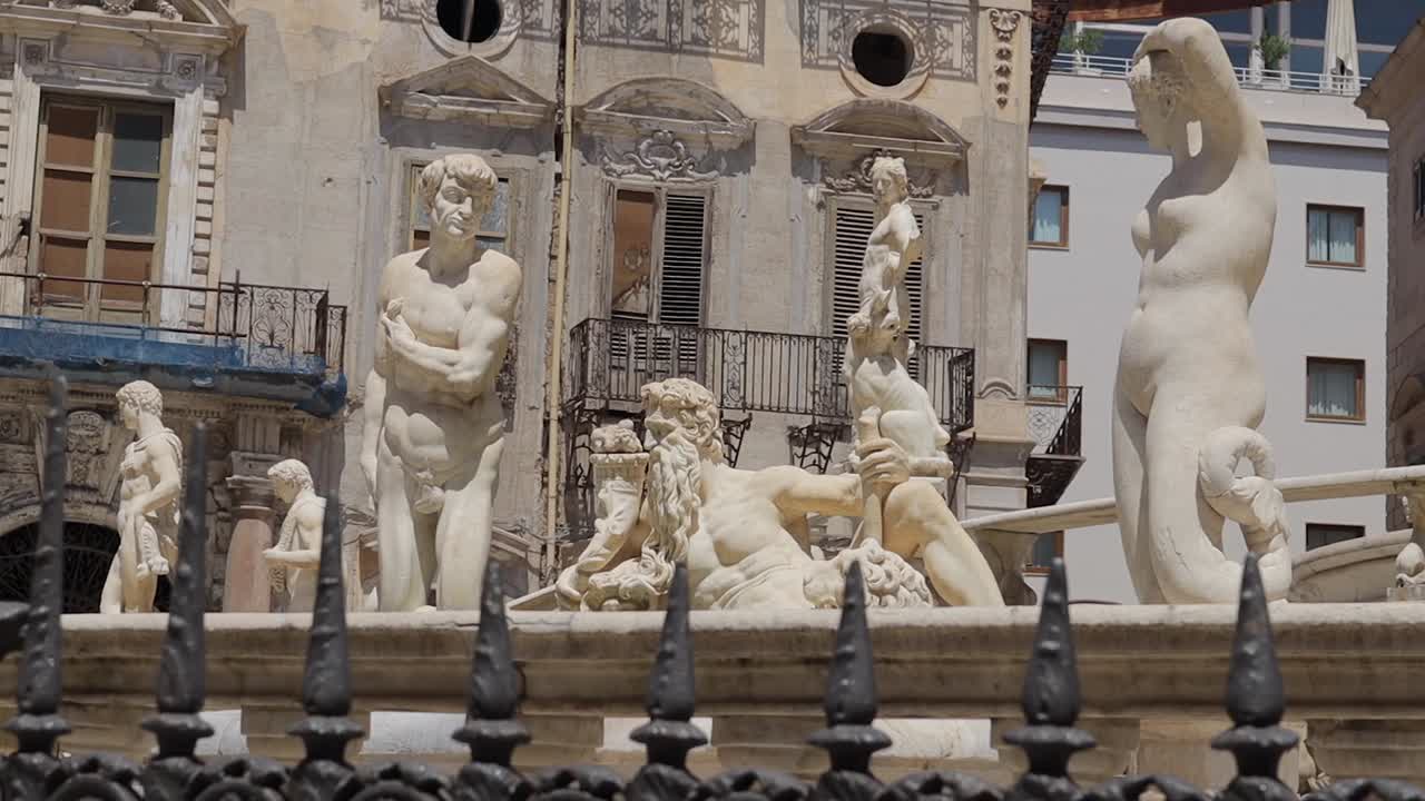 프레토리아 폰타나 (pretoria fountain) 는 부끄러움의 으로 알려져 있다.