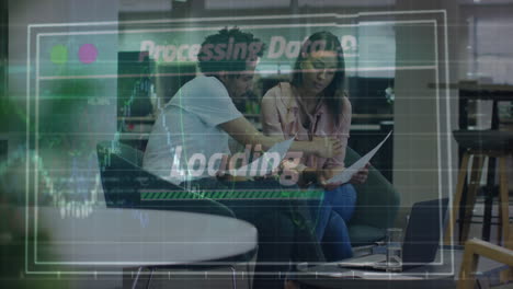 animación del procesamiento de datos financieros sobre diversas personas de negocios que trabajan en la oficina