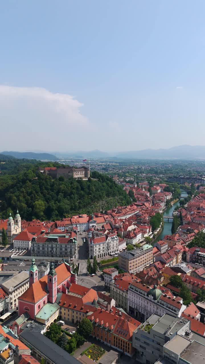 Vista aerea verticale di Lubiana con un bellissimo castello in cima alla collina, Slovenia