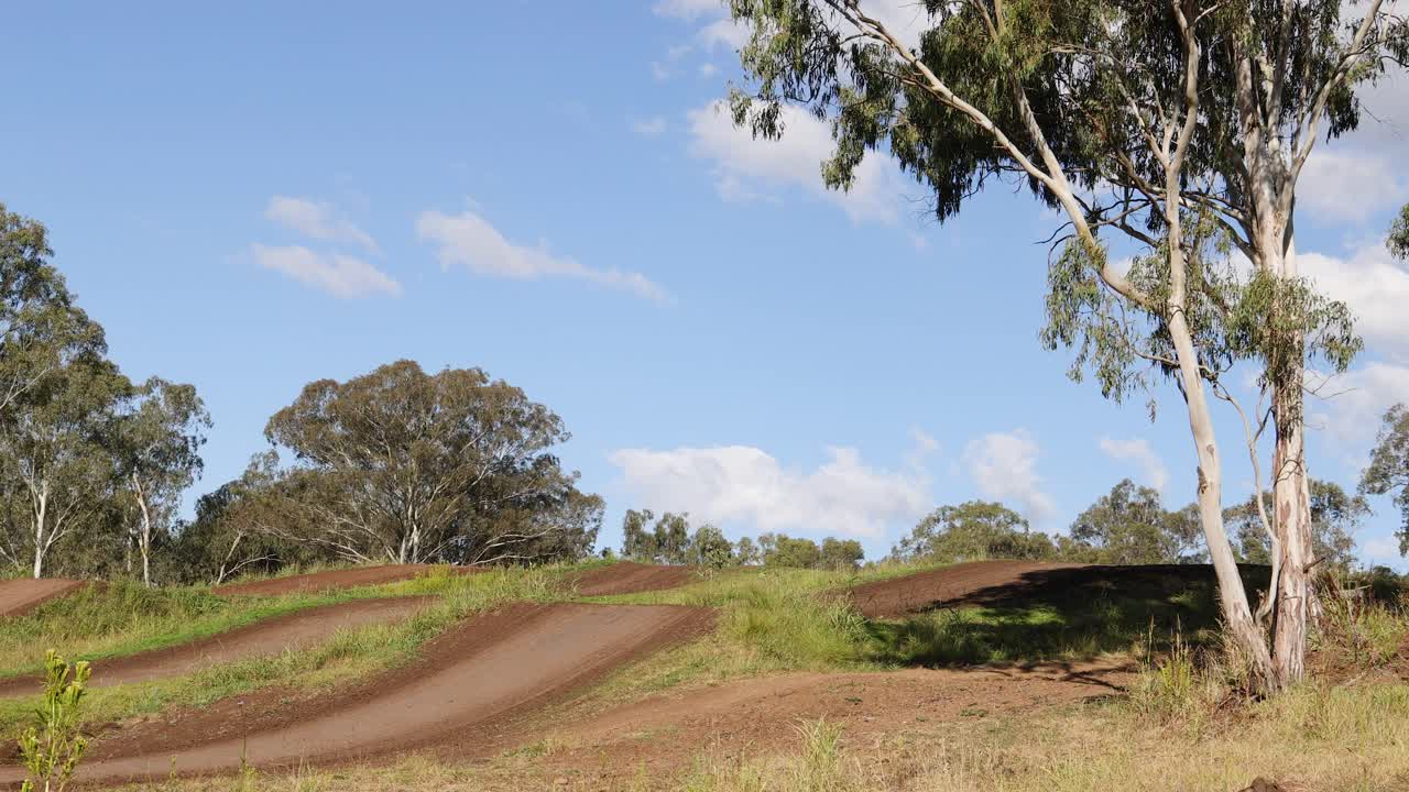 오토바이 운전자 가 길 에서 점프 를 한다