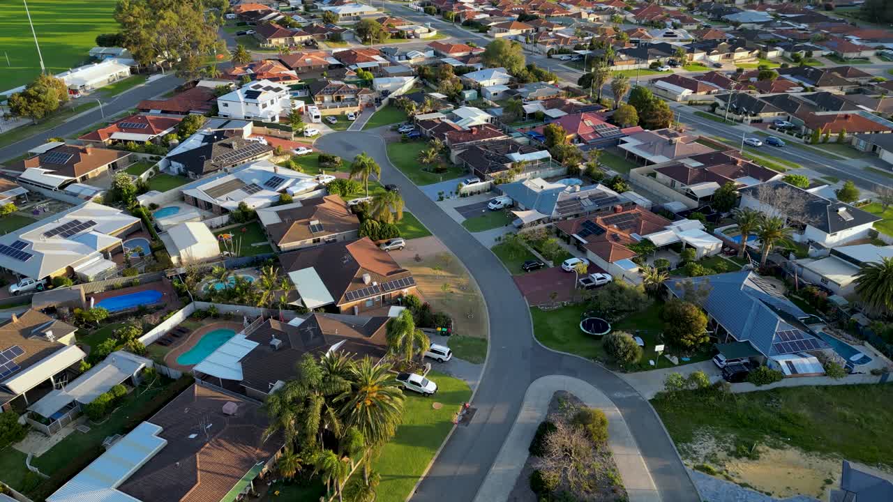 aerial tilt up disparado sobre casas privadas de lujo distrito residencial en el suburbio de la ciudad de perth al atardecer, australia occidental