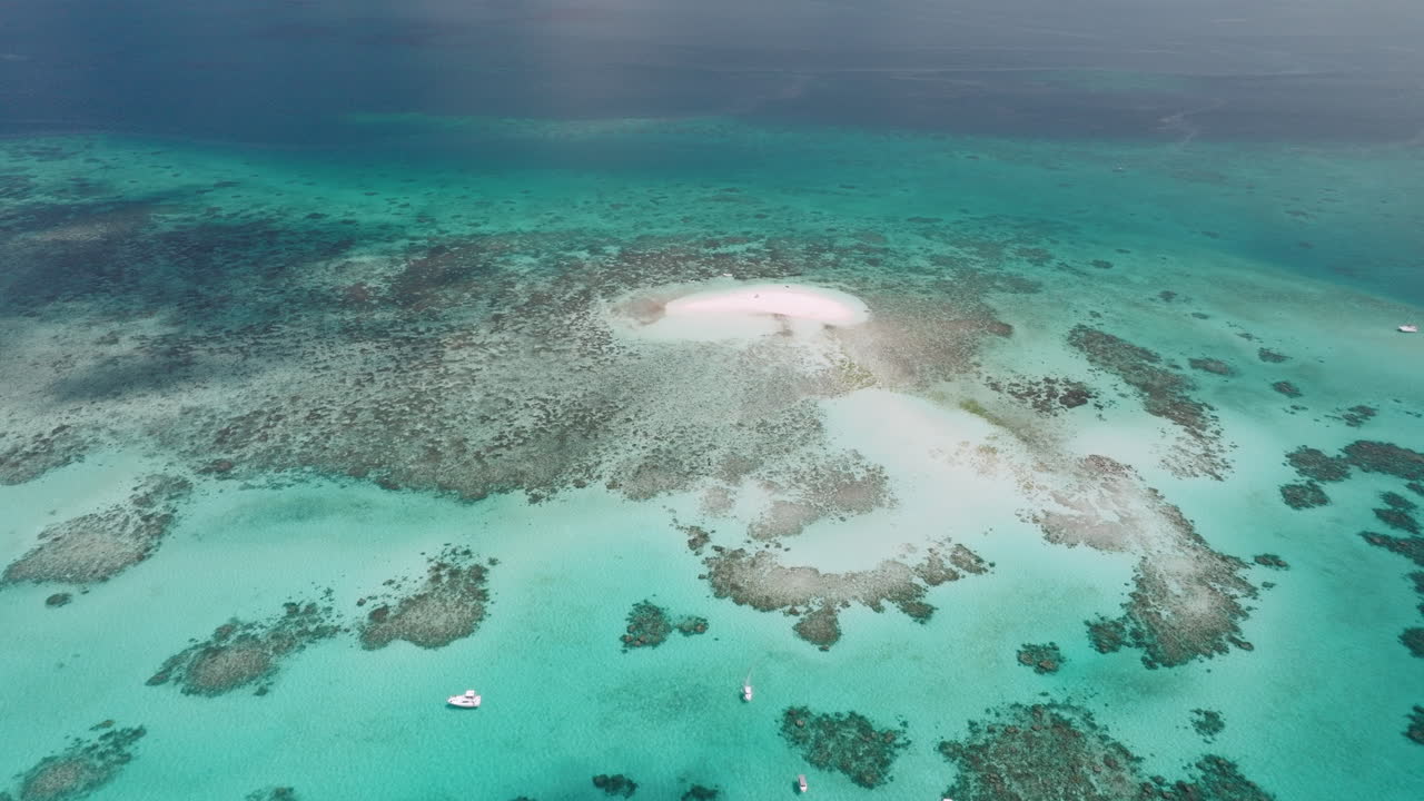 오스트레일리아 북부  ⁇ 즈랜드 의 그레이트 배리어 리프 에 있는 놀라운 라슬오프 케이 의 공중 전망