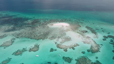 Vistas-Aéreas-Sobre-El-Increíble-Cayo-Vlasoff-En-La-Gran-Barrera-De-Coral-En-El-Norte-De-Queensland,-Australia