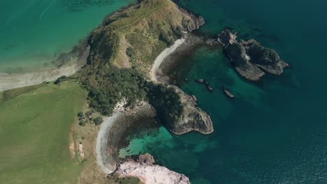 Vuelo-Aéreo-De-Drones-Sobre-La-Bahía-De-Cangrejos-De-Río-A-Lo-Largo-De-La-Costa-Este-De-Nueva-Zelanda-En-Un-Día-Claro-De-Verano