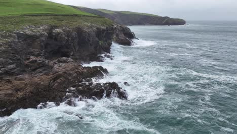 Cornwall-Küste,-Großbritannien,-Zeitlupenwellen-Drohne,-Luftaufnahme