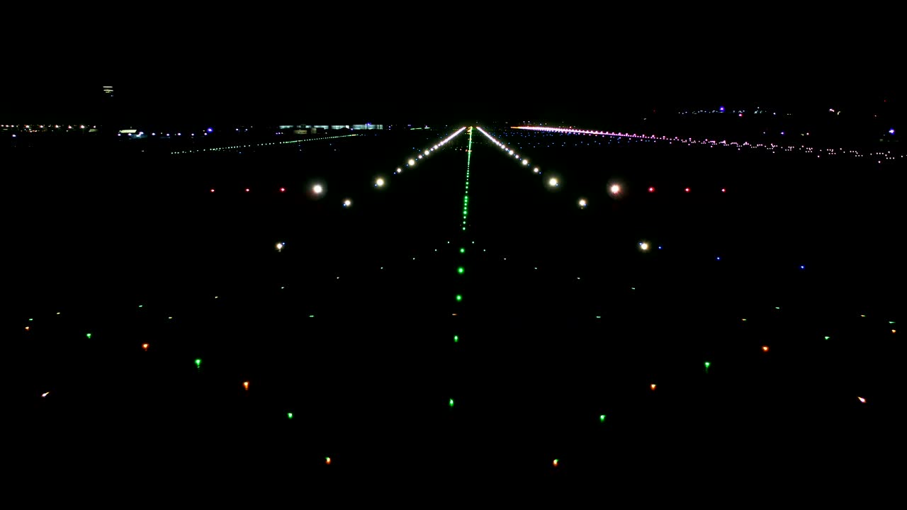 이스탄불의 새로운 공항에서 항공 교통 통제 타워.