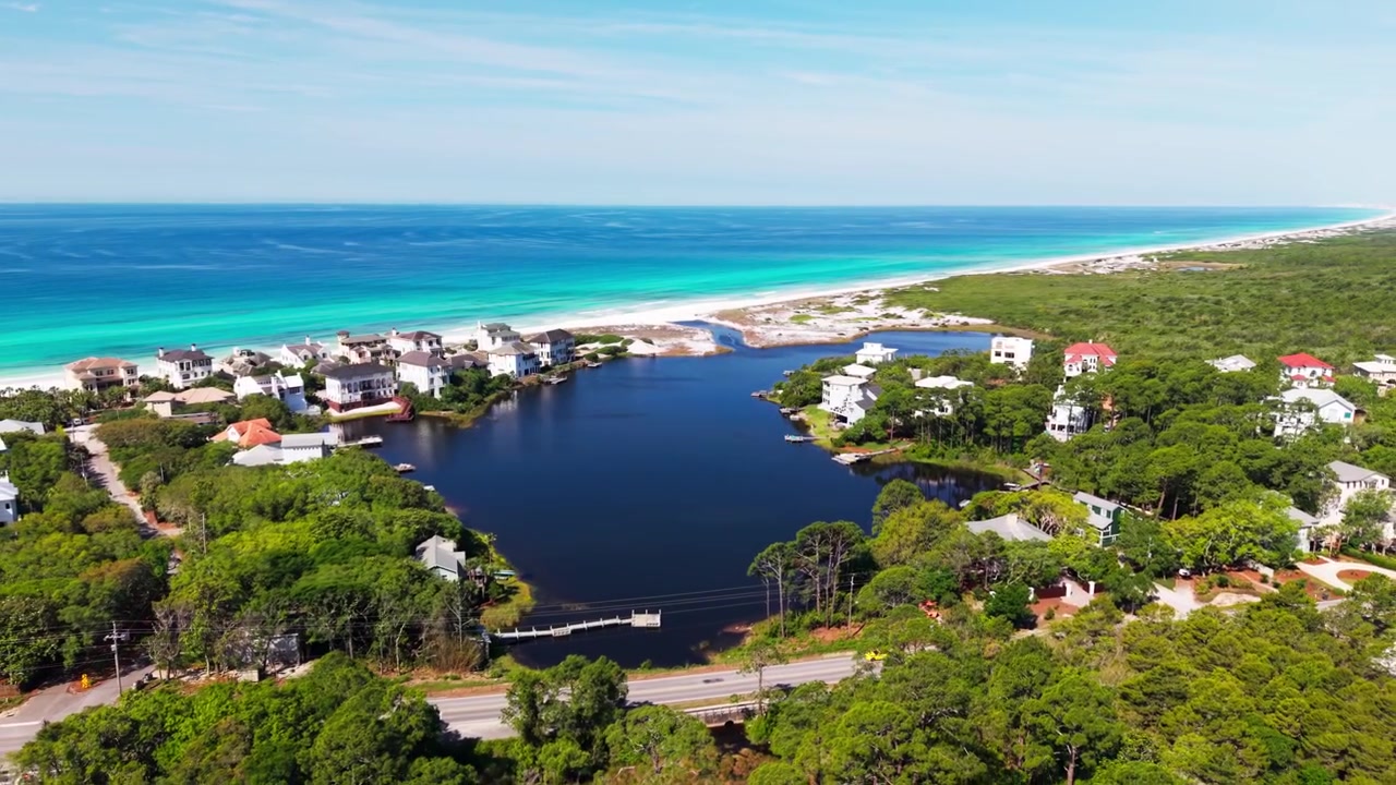 Luftfoto af kysten ved Stallworth Lake luksusejendomsmiljø forbundet med den turkise Golfkyst, Santa Rosa Beach, Florida, USA