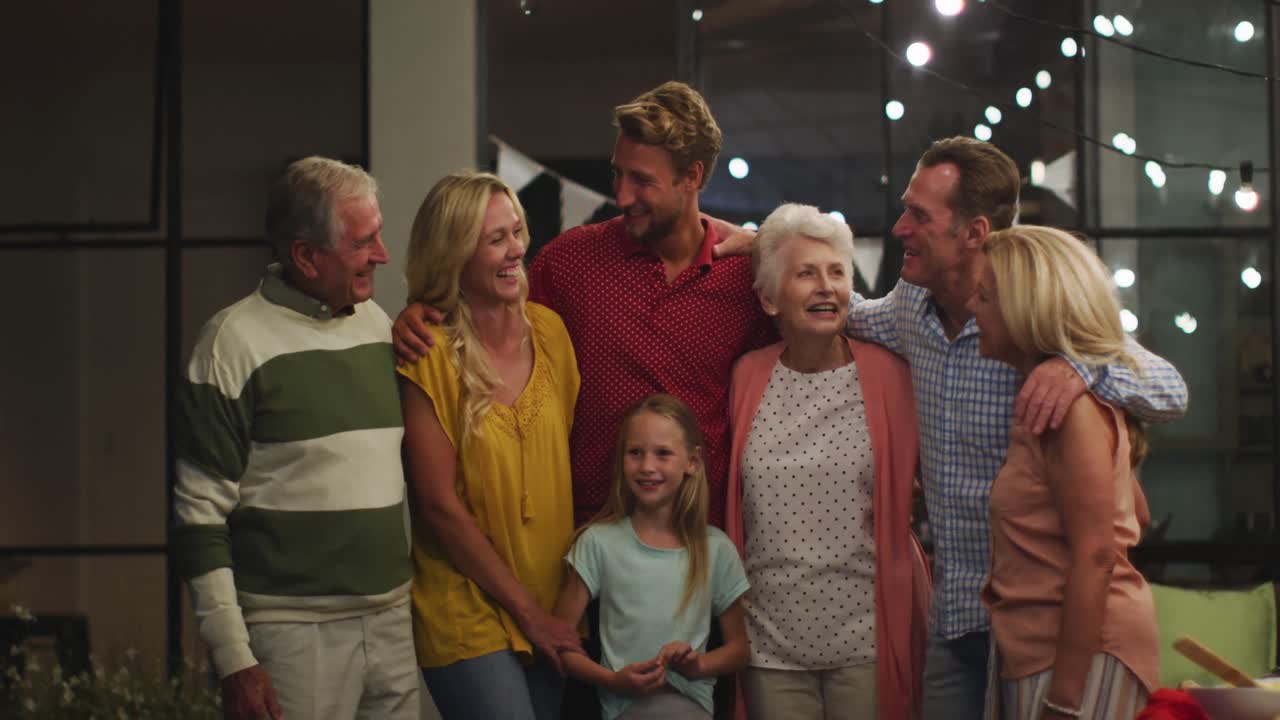 행복한 가족이 함께 저녁을 먹고 있습니다.