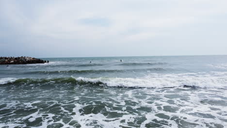 Una-Toma-Frontal-De-Las-Olas-Golpeando-La-Orilla-En-Mui-Ne-Bay