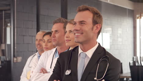 equipo médico sonriente con los brazos cruzados