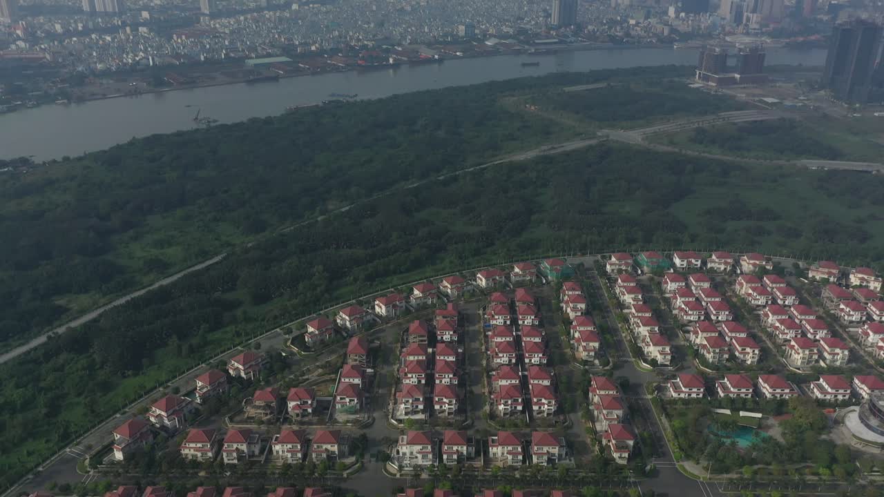 vista aérea del desarrollo ultramoderno de viviendas y departamentos junto al lago en un día soleado comenzando con la ciudad, el río y el parque, espacios verdes, carreteras y nuevas villas inclinadas hacia arriba del desarrollo