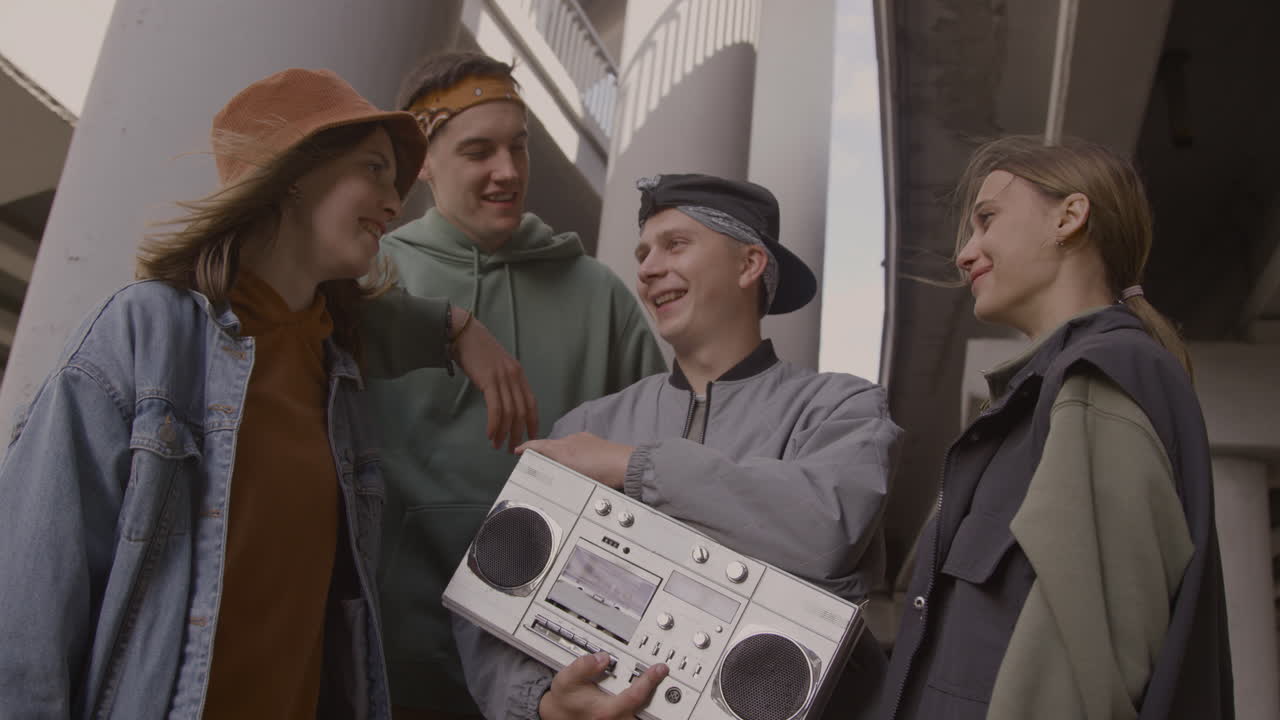 젊은 친구 들 이 야외 에서 즐거운 시간 을 보내고 있다