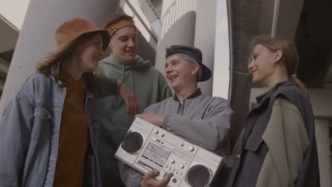 amigos jóvenes pasando un buen rato al aire libre