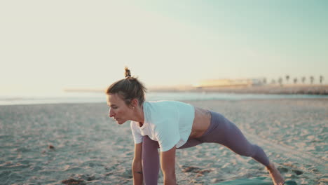 Sportliche-Frau,-Die-Draußen-Yoga-Auf-Matte-Macht.