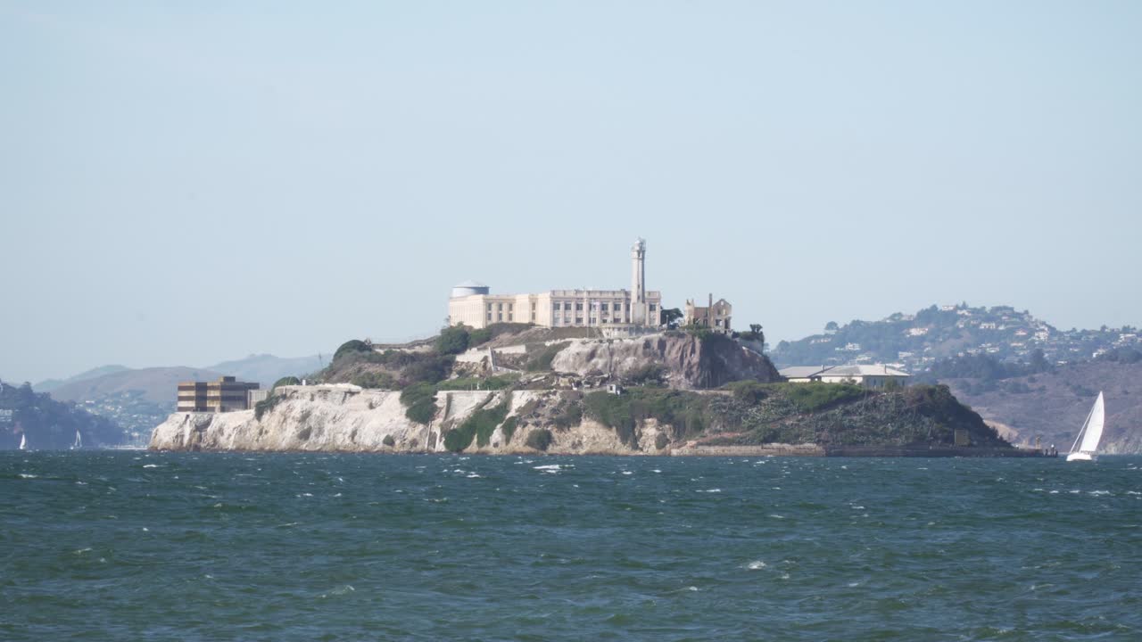샌프란시스코의 맑은 날 역사적인 랜드마크인 알카트라즈 섬의 정적 샷