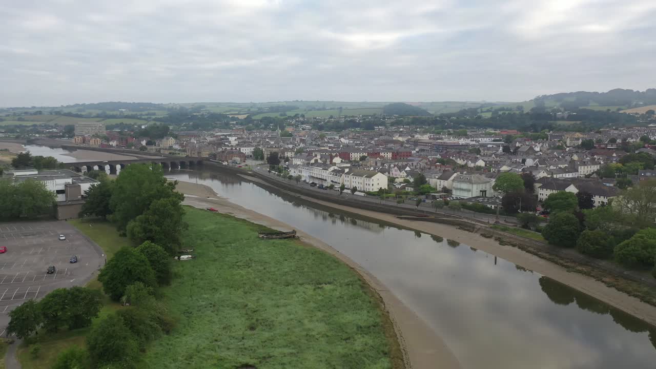 Panorámica aérea de Barnstaple y el río, Devon, Reino Unido
