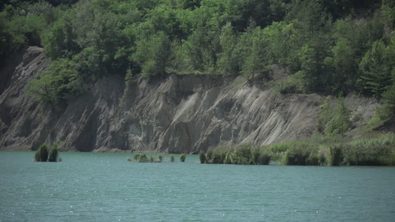 여름에 아름다운 푸른 물 호수
