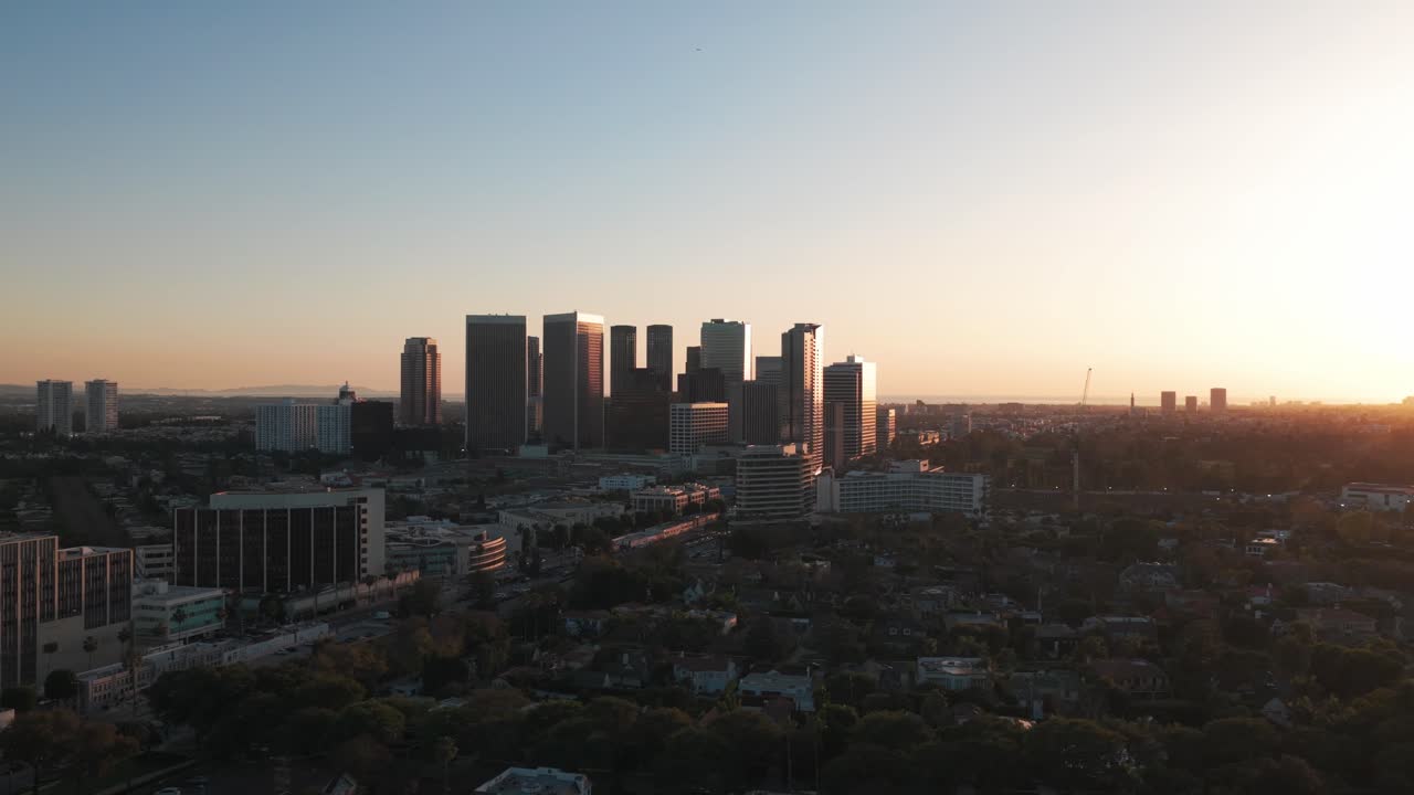 Ampia panoramica aerea di Century City durante il tramonto a Los Angeles, California. 4K.
