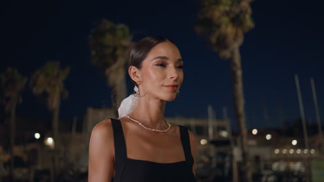 mujer elegante por la noche en un puerto deportivo