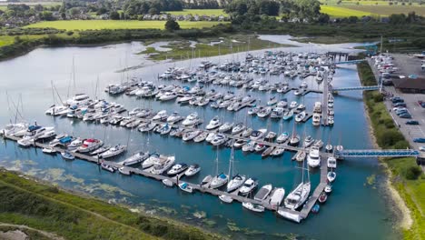 Luftaufnahme-Von-Segelbooten,-Die-Im-Hafen-Der-Insel-Hayling-An-Der-Südküste-Englands,-Grafschaft-Hampshire,-östlich-Von-Portsmouth,-Festgemacht-Haben