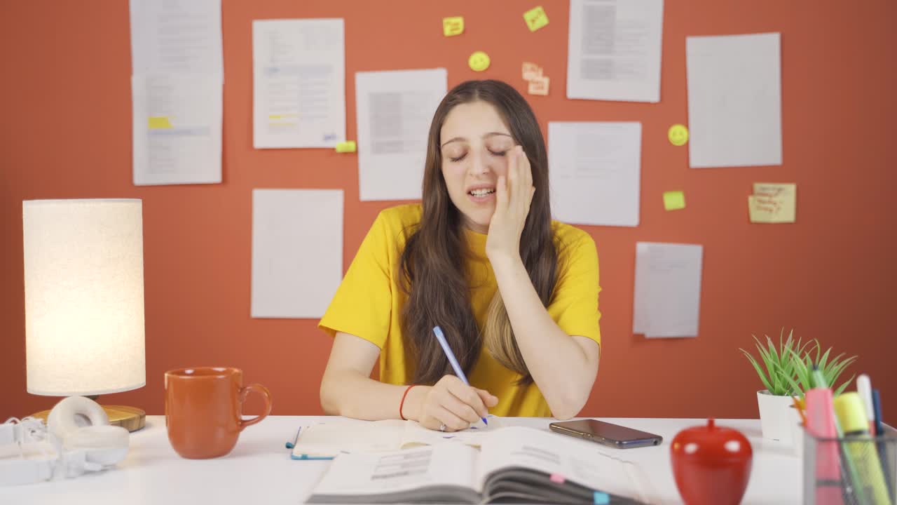 la niña se está quedando dormida.