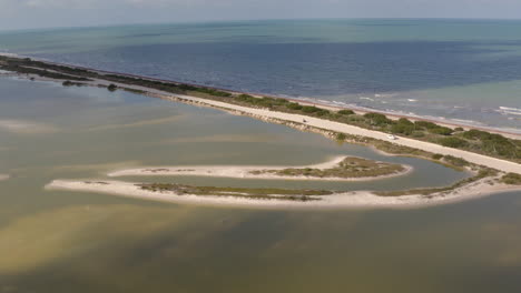 Conducción-De-Automóviles-En-La-Carretera-En-El-Estrecho-Istmo-En-El-Mar-Caribe,-México