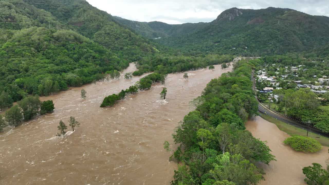 inundaciones en el río barron después del ciclón jasper, cairns