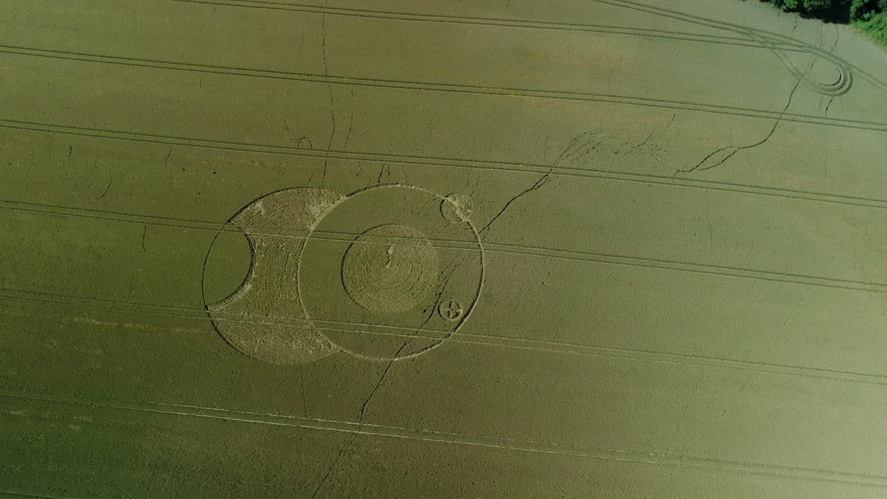 wootton rivers wiltshire patrón de círculo de cultivo paranormal en campo de tierras de cultivo verde vista aérea de drones tiro de arriba hacia abajo giratorio