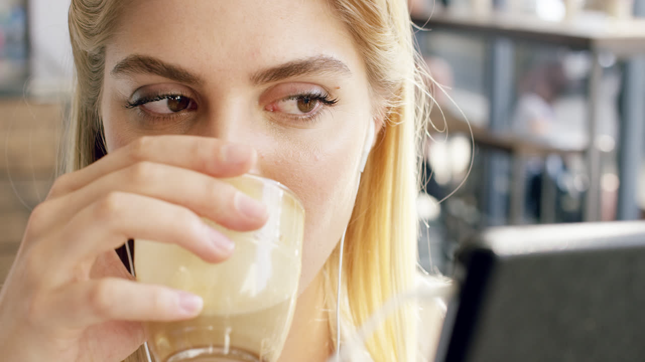 mujer atractiva que usa una tableta con pantalla táctil digital en un café