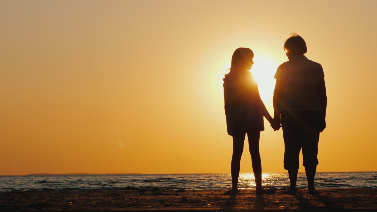 노인 여성이 일몰 활동적인 노인에 그녀의 손녀 옆에 서