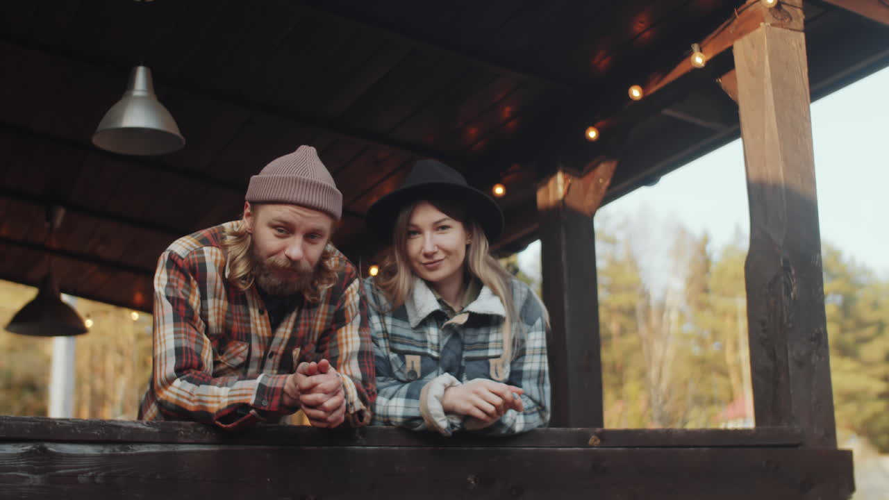 портрет молодой красивой пары на деревянной террасе