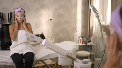 woman wearing a face mask at a beauty salon