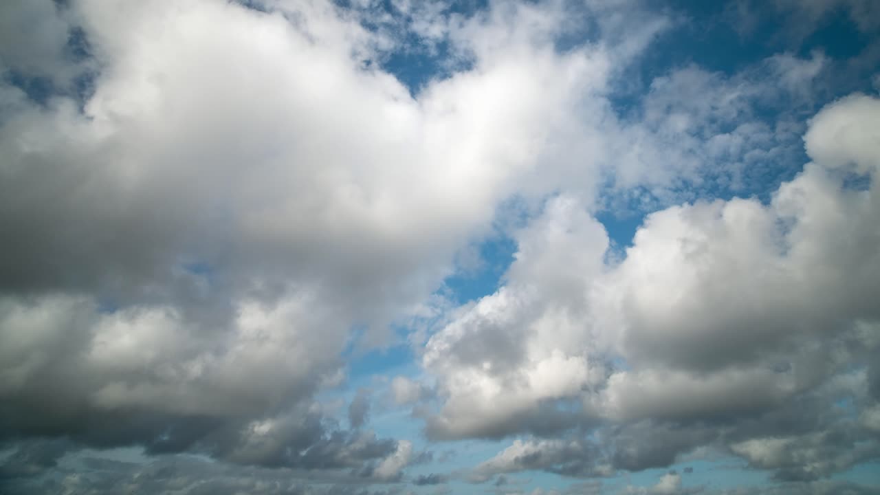 lapso de tiempo de nubes moviéndose hacia el espectador en un cielo azul