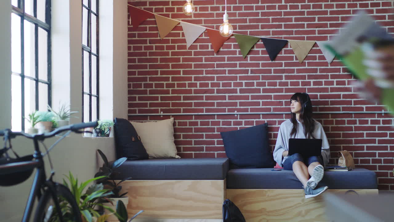 현대적인 사무실 공간에서 일하는 여성