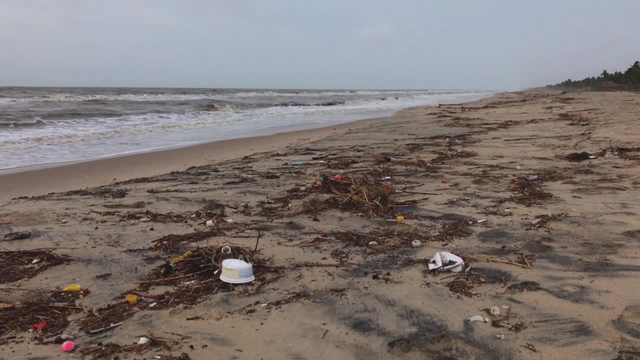 basura a la deriva en una playa caribeña muy contaminada