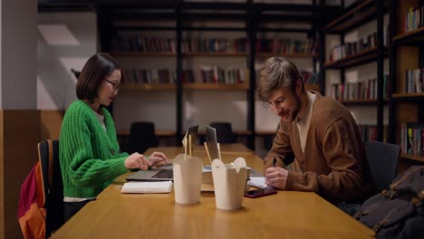 estudiantes que estudian en una biblioteca