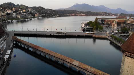 Vista-Aérea-Del-Puente-Kappelbrücke-Y-El-Lago-De-Lucerna-En-Suiza