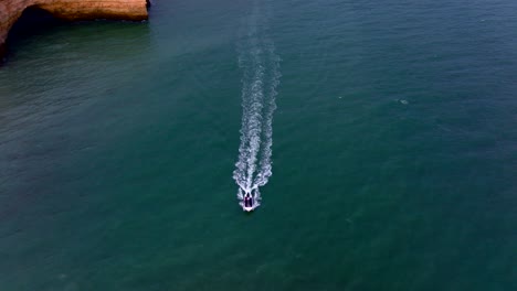 Drohnenaufnahmen-Eines-Motorboots,-Das-An-Der-Küste-Portugals-Vorbeifährt