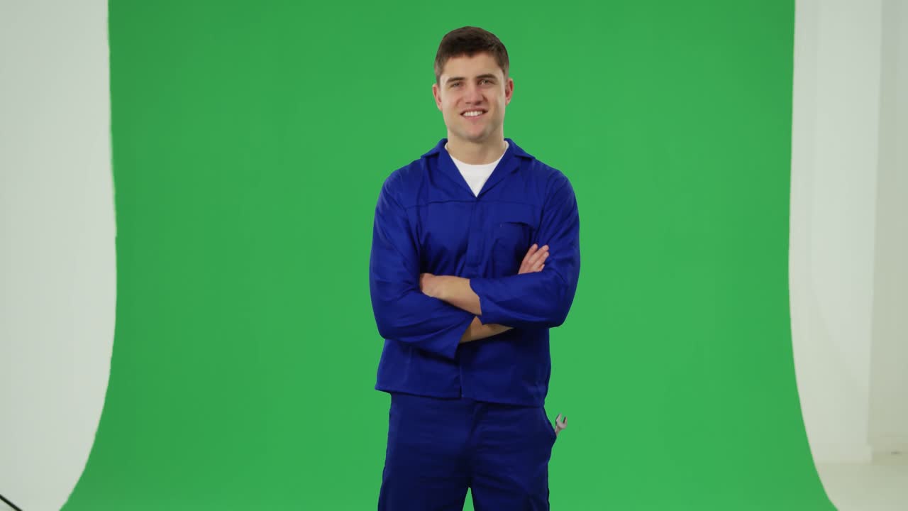 파란색 오버롤을 입은  ⁇ 맨