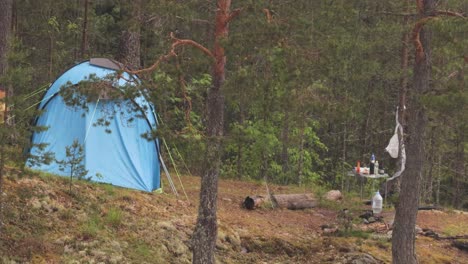 Regen-über-Dem-Wald.-Das-Zelt-Der-Touristen-Im-Strömenden-Regen.