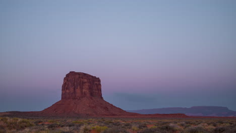 amanecer time-lapse mitchell butte en monument valley con caballo en marco