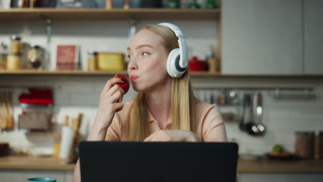 La-Chica-Disfruta-Del-Trabajo-Remoto-En-La-Cocina-Con-Auriculares-De-Cerca.-Mujer-Escuchando-Música.