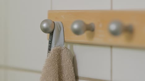 Ein-Handtuch-Im-Badezimmer-Aufhängen.-Nahaufnahme